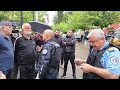 Pripadnici kosovske policije ispred zgrade optine u zveanu graani se okupljaju