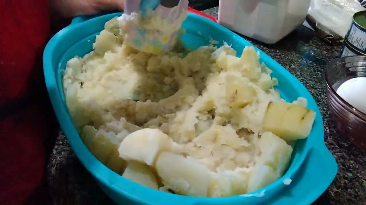 Haciendo tortitas de papá con salsa de molcajete 😋