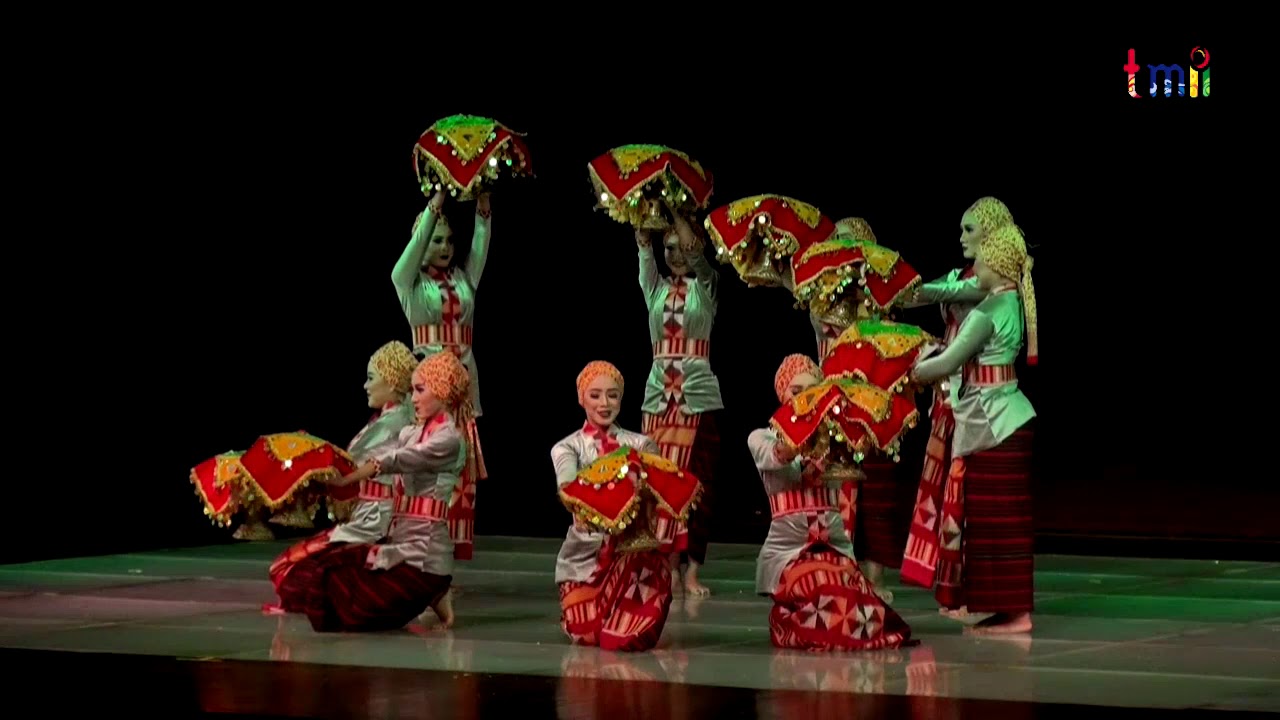 PARADE TARI NUSANTARA PROVISI LAMPUNG LOM POHHAKH KE 37 TMII