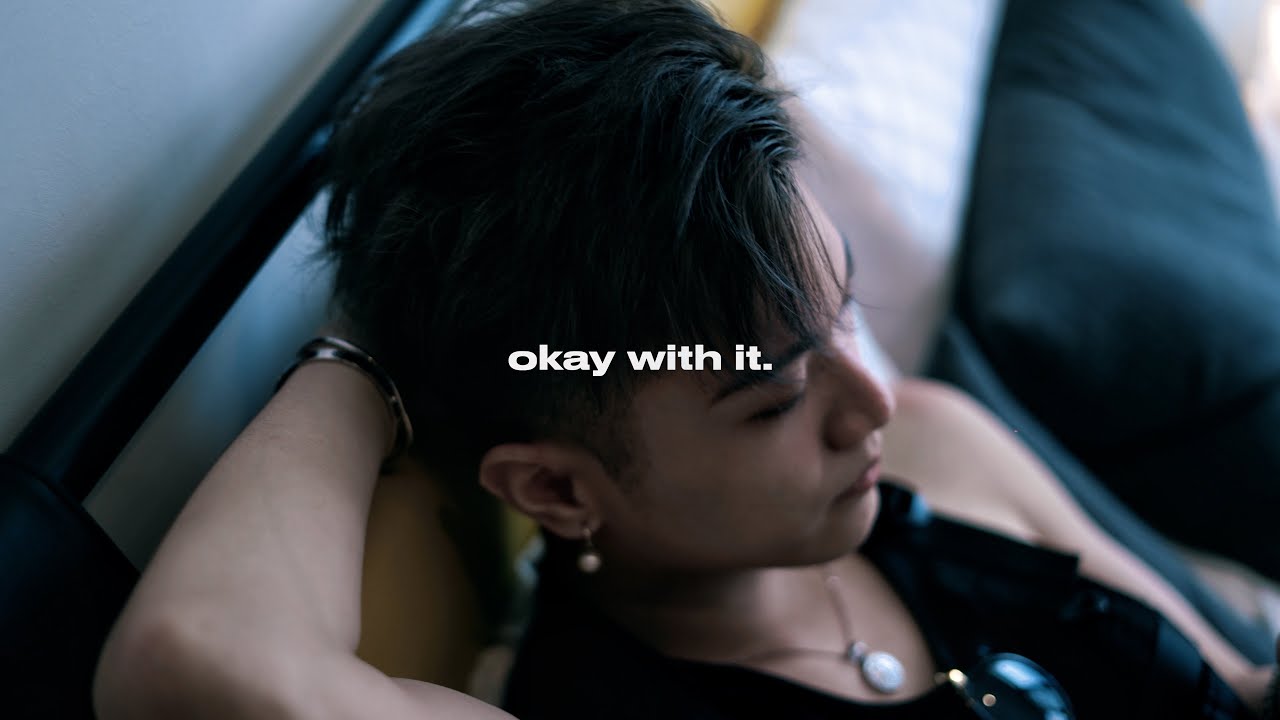 在 YouTube 上觀看「akbenjamin - okay with it (lyric video)」