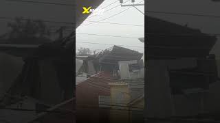 🚨 ¡Impactante! Fuertes vientos hacen volar el techo de una vivienda en pleno Cerro Barón
