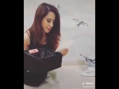 تارا وهي تفتح هدية عيد ميلادها التي اعطها ديب لها يجنن التصميم الجاي احلى كل عام وكل سنه وتارا بخير