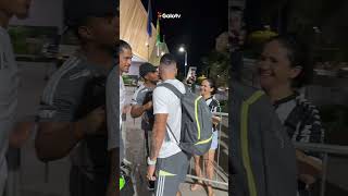 CHEGAMOS! GALO desembarca em Cuiabá e é recebido pela massa atleticana na porta do hotel!