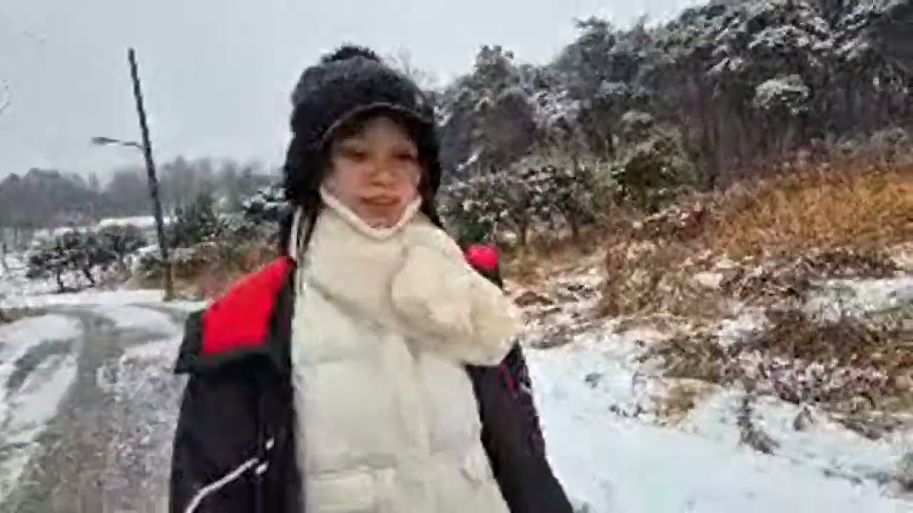 Highlight 1:02:21 - 1:07:21 from Louh Ho vlogz is live! #south Korea #snow #live