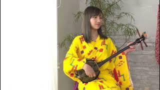 Karen Yuzuriha play the instrument