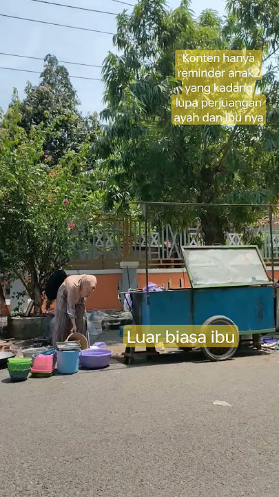 Seorang ibu yang membantu suami  berjualan dipasar dadakan #youtubeshorts #shortvideo #video #ibu