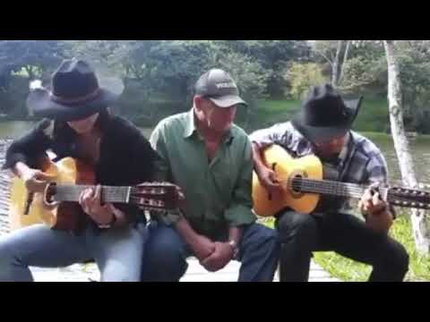 Mayck e Lyan cantando com seu avô.