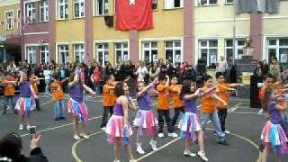 Kozyataği İlköğreti̇m Okulu 3B Sinifi 23 Ni̇san 2011 Waka Waka Dansi.mov