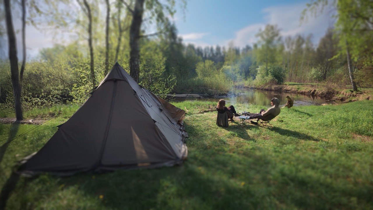 Весенний кемпинг поход в палатке пирамиде на берегу реки