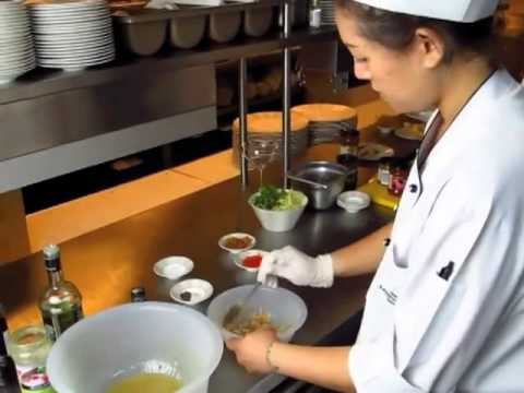 siam-kempinski's-chef-ann-preparing-yum-som-o-with-world-food's-sauce