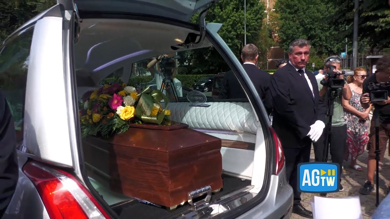 Funerali donna investita, l'uscita del feretro tra gli applausi dei presenti