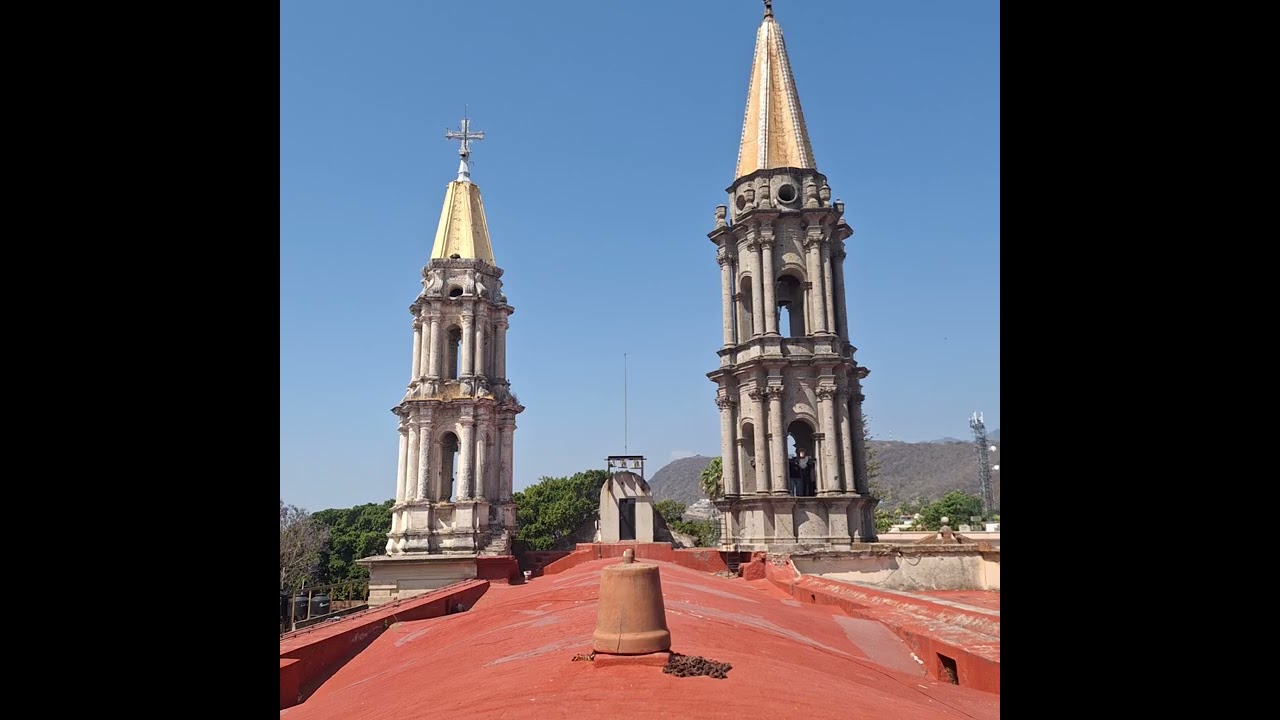 Toque de Angelus y plegarias en la parroquia de San Francisco en chapala jal.
