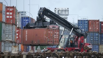 Unloading a Triton container from a train to the stack (2025-03-08)