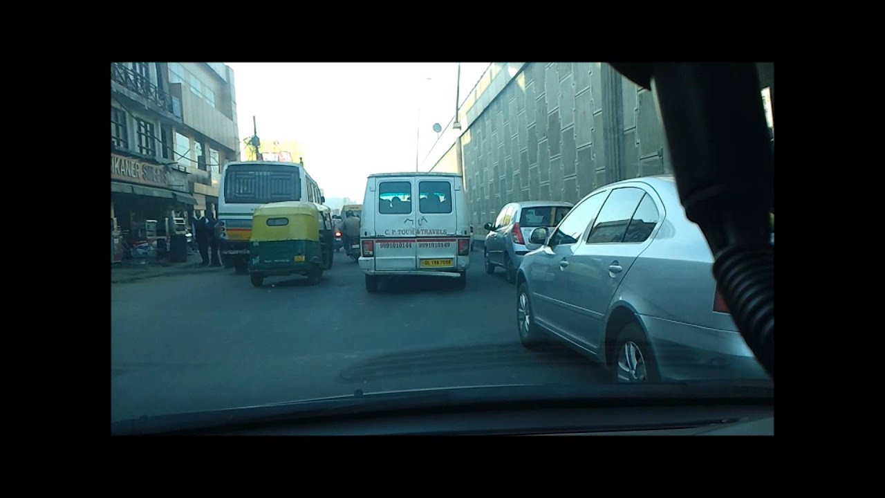 Inconsiderate Drivers Delhi HR55NT 3877 Mahindra Xylo Taxi making sharp cut almost crashing