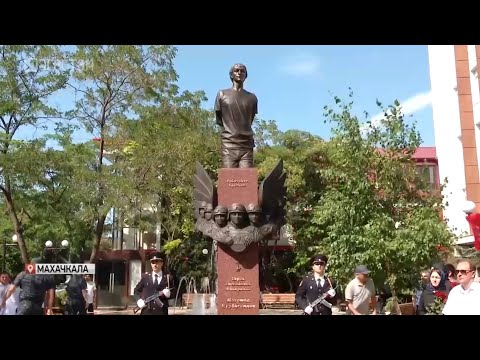 Памятник Герою России Магомеду Нурбагандову открыли в Махачкале