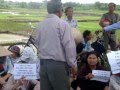 Bà con Văn Giang biểu tình tại UBND huyện Văn Giang 4-7-2012