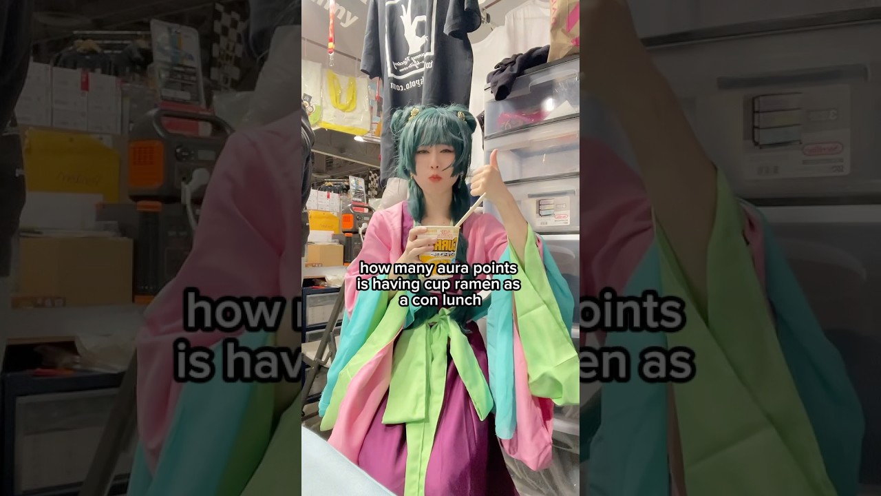 Fanciest lunch I’ve had at a con 💅✨ [The Apothecary Diaries Cosplay]