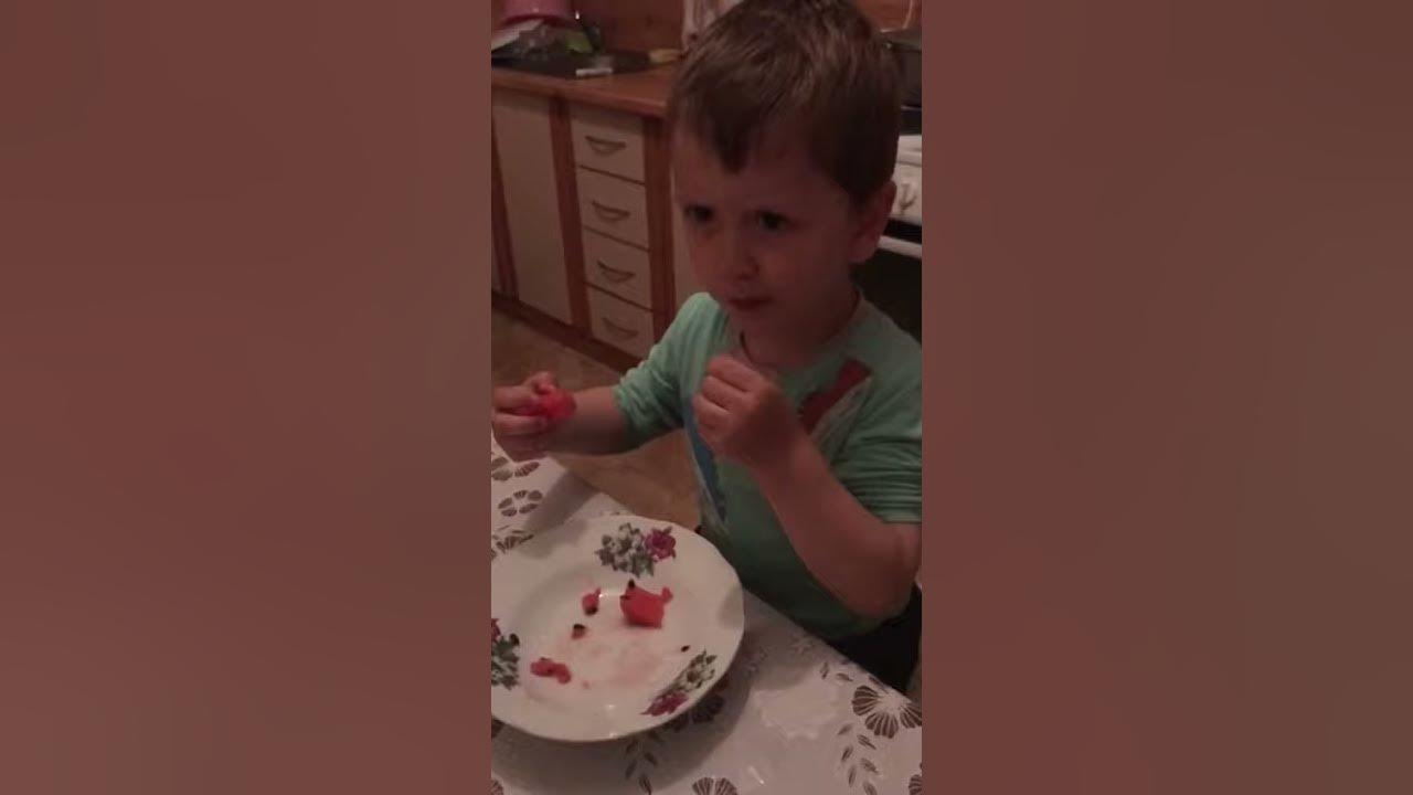 Видео где мальчик несет своего папу