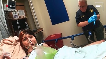 Momenten nadat een agent haar dodelijke geheim ontdekte