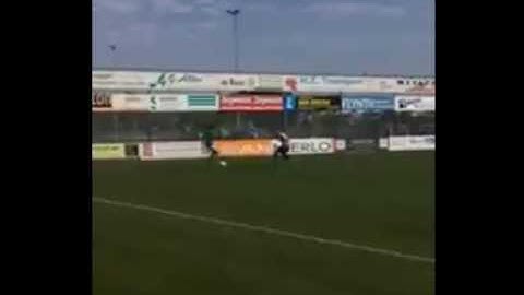 Prachtige actie van Djamairo Rigters