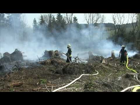 Netphen-Frohnhausen: Waldbrand - 60 Wehrleute im Einsatz In der NÃ¤he des Netphener Stadtteils Frohnhausen hat am 15.04.2009 ein Ã¼ber 4.000 Quadratmeter groÃes WaldstÃ¼ck gebrannt. Die Feuerwehr war mit 60 EinsatzkrÃ¤ften aus Netphen, Dreis-Tiefenbach, Herzhausen, Eschenbach, Deuz und Geisweid im Einsatz. Der Brandort lag mitten im Wald, was zu Problemen mit der Wasserversorgung fÃ¼hrte. Das LÃ¶schwasser musste aus einem ca. 2 Kilometer entfernten Badeteich herangeschafft werden. Es ist der erste Waldbrand im SIegerland fÃ¼r dieses Jahr. Produktion: www.hercher.tv Weitere Videos findet man auf www.tv57.de