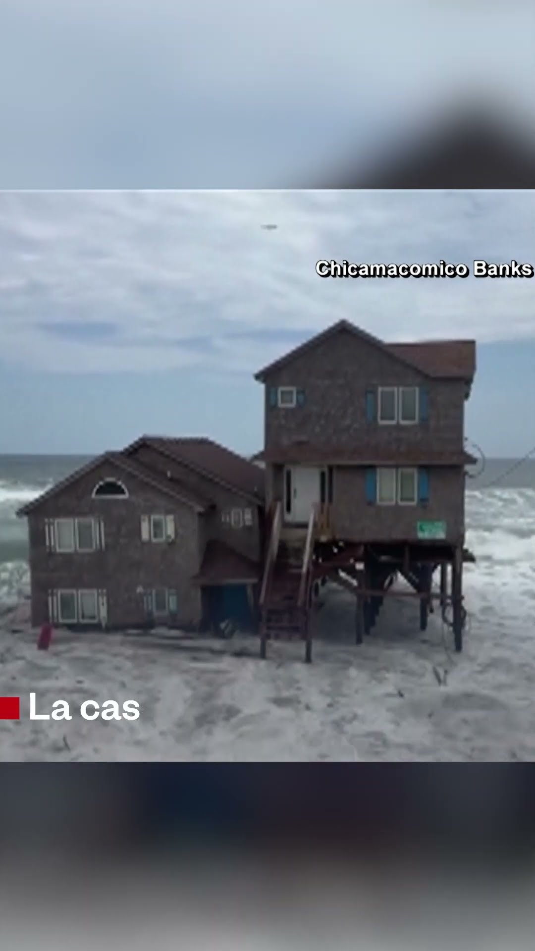 Una vivienda colapsa frente al mar en Carolina del Norte | Noticias Telemundo