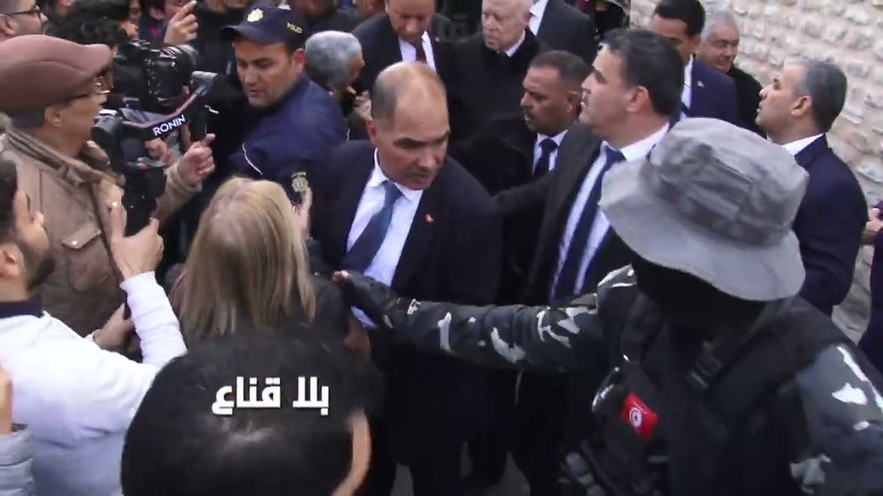 رغم الحملة التي تقاد ضده الرئيس قيس سعيد ينزل للشارع ويختلط بالمواطنين...أستمع للشعب وليس الفاسدين