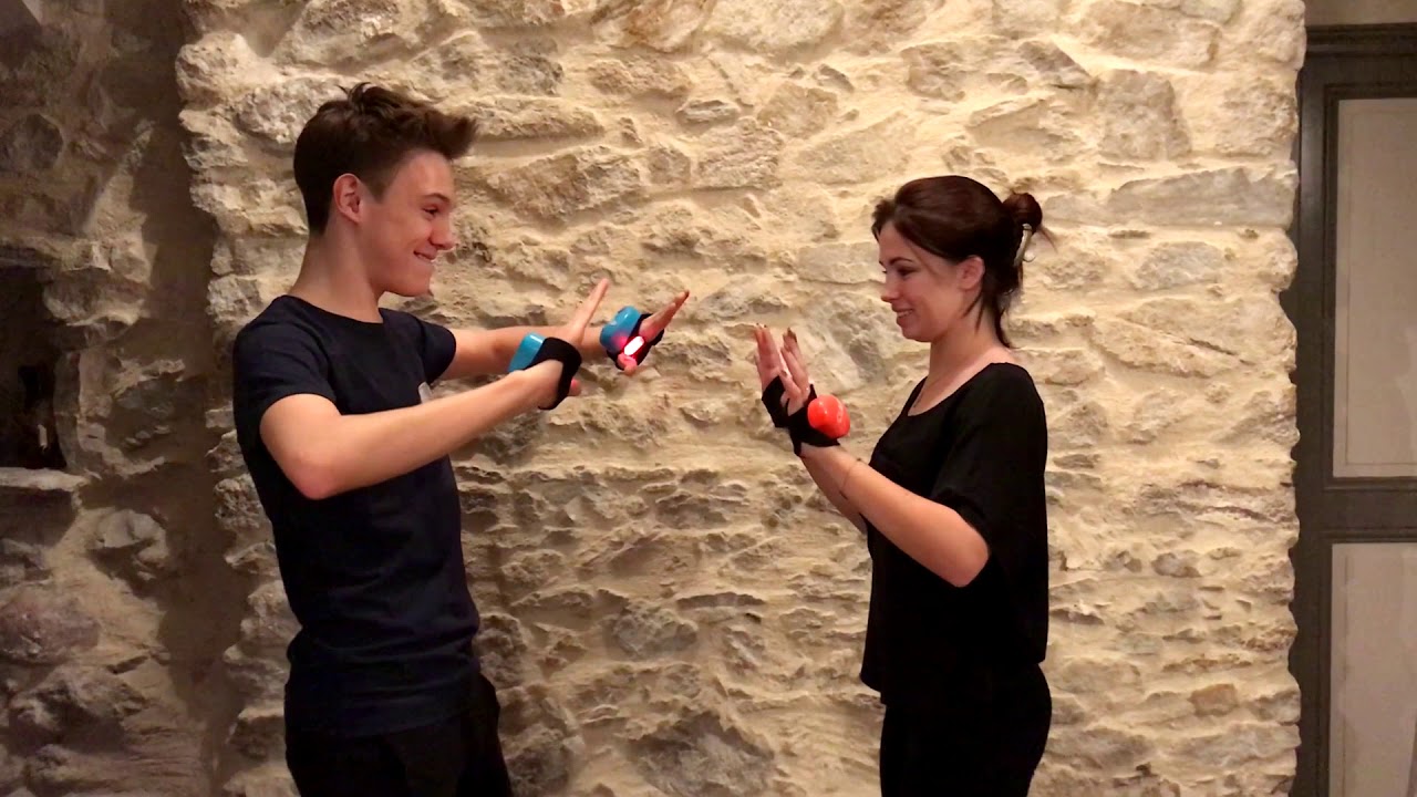 Lenni Kim et Marie Denigot jouent à CLAP THE LIGHT