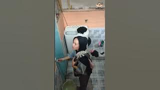 Cewek cantik lagi mandi