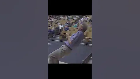 Walter Lewin exhibits independence of mass