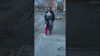 Иришка чики пики блатует в дорогом леопардовом пальто и замшевых красных сапогах возле общаги Танюхи