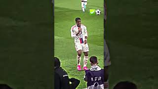 Endrick dando show em Paris.