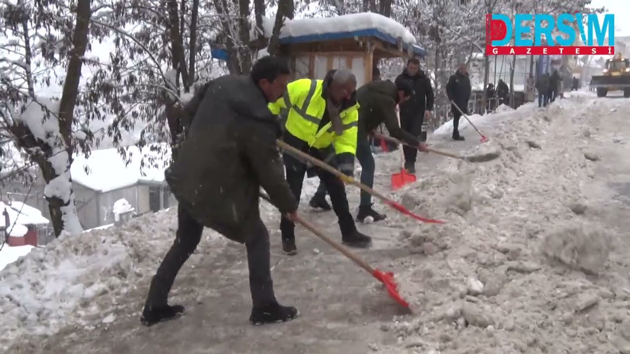 Belediye yetersiz kaldı: Halk yardıma koşarak imece usulüyle sokaklardaki karı temizledi