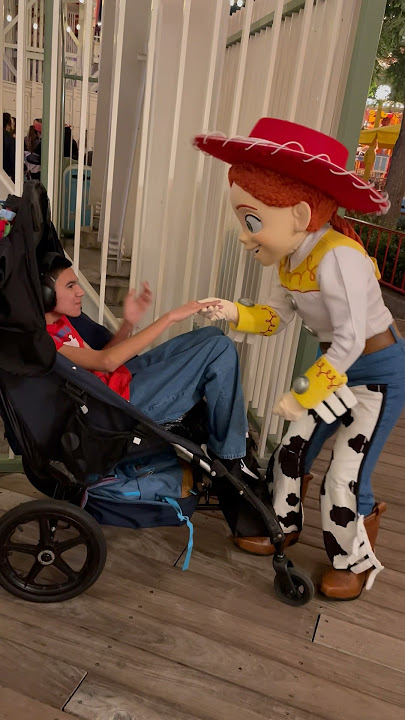 Jessie stopping to see Thomas before she leaves #shorts #disneyland #autism