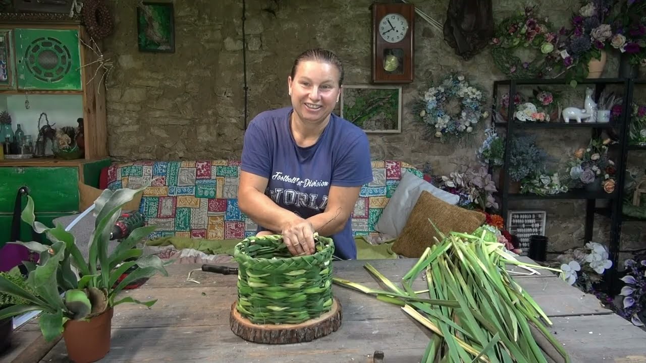 Jak zrobić doniczkę na kwiaty z liści pałki wodnej?