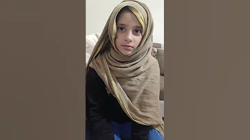 سٹوڈنٹ اپنے استاد کو قرآن پاک تجوید کے ساتھ پڑھاتے ہوئے 