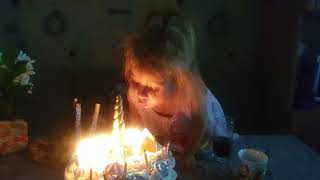 Маргарите 10 лет, задувает свечи Милана.