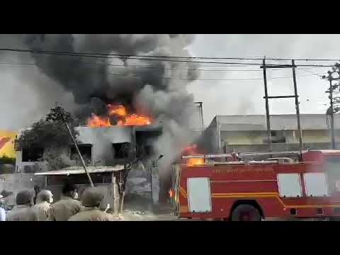 गाजियाबाद में बुलंदशहर रोड पर केमिकल फैक्ट्री में आग । फायर की 10 गाड़ी आग बुझाने में  जुटीं
