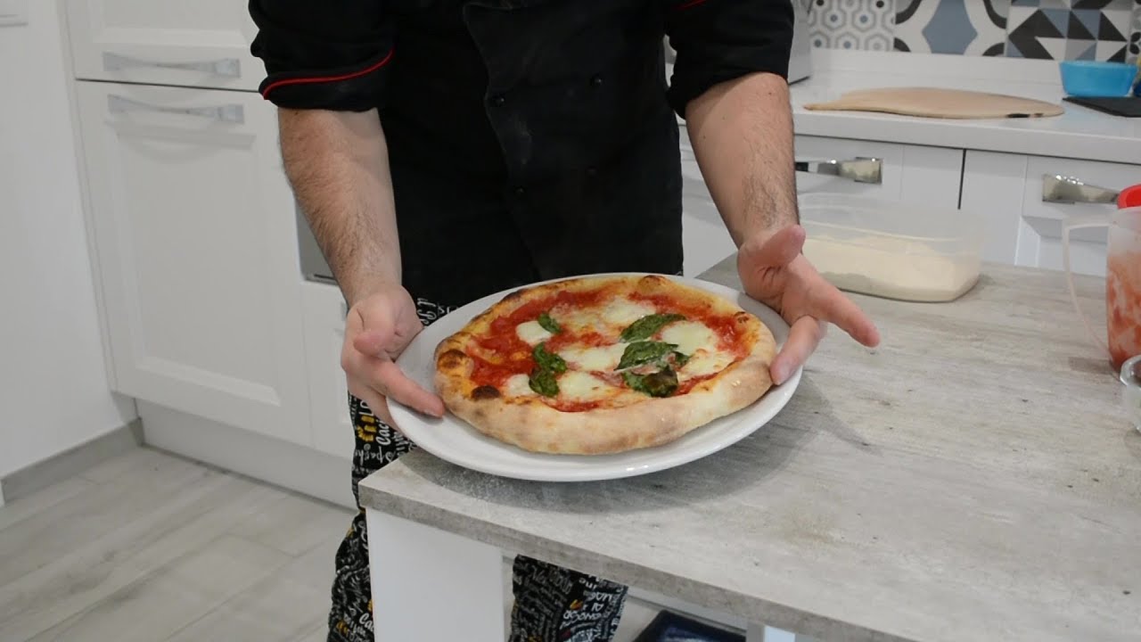Pizza Napoletana fatta a mano e cotta nel forno di casa - impasto - YouTube