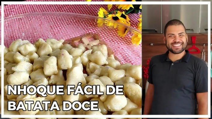 Um cachorro-quente de dar água na boca, comida de rua adorada, que combina  salsichas salgadas, pãezinhos fofinhos e uma mistura