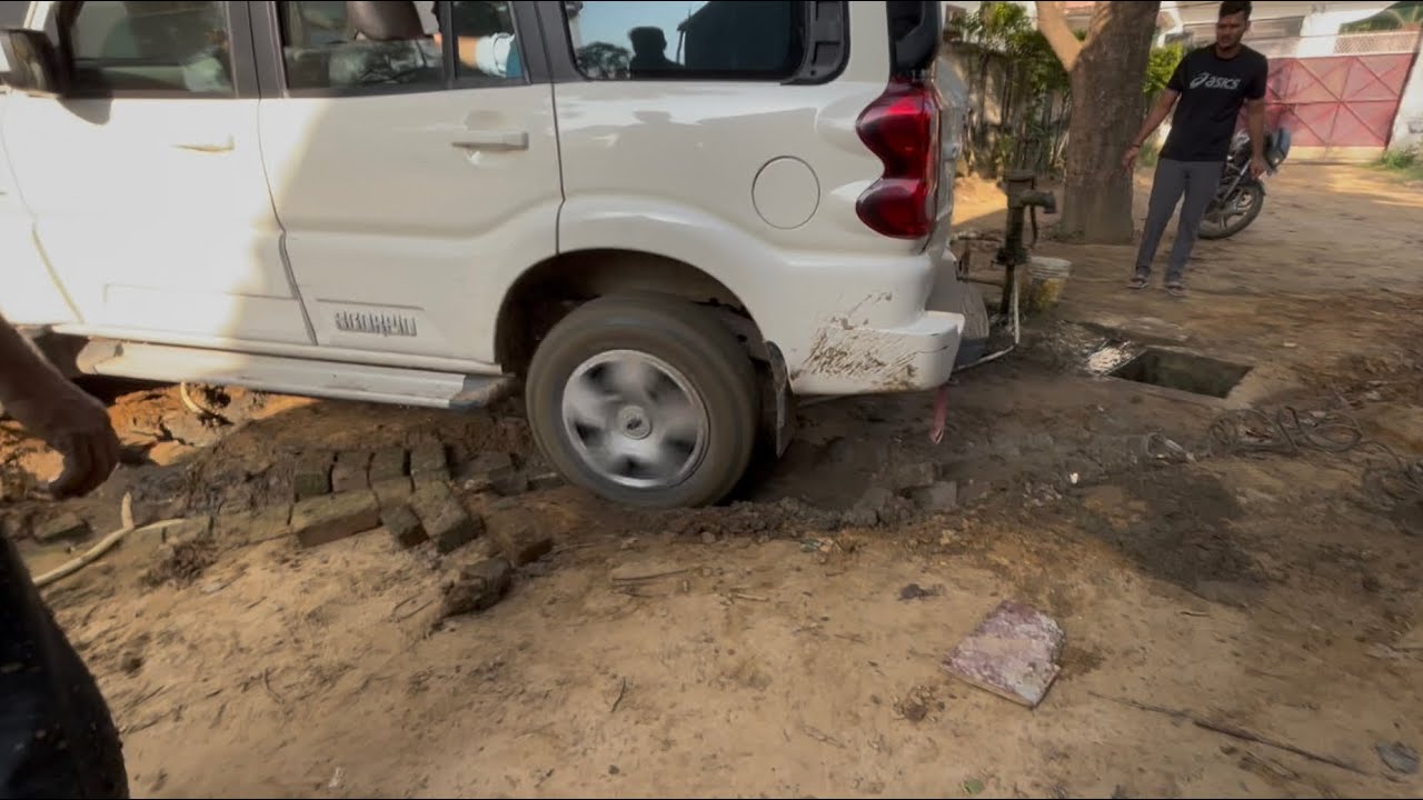 Scorpio stuck! अब निकलेगी कैसे? 😅😂