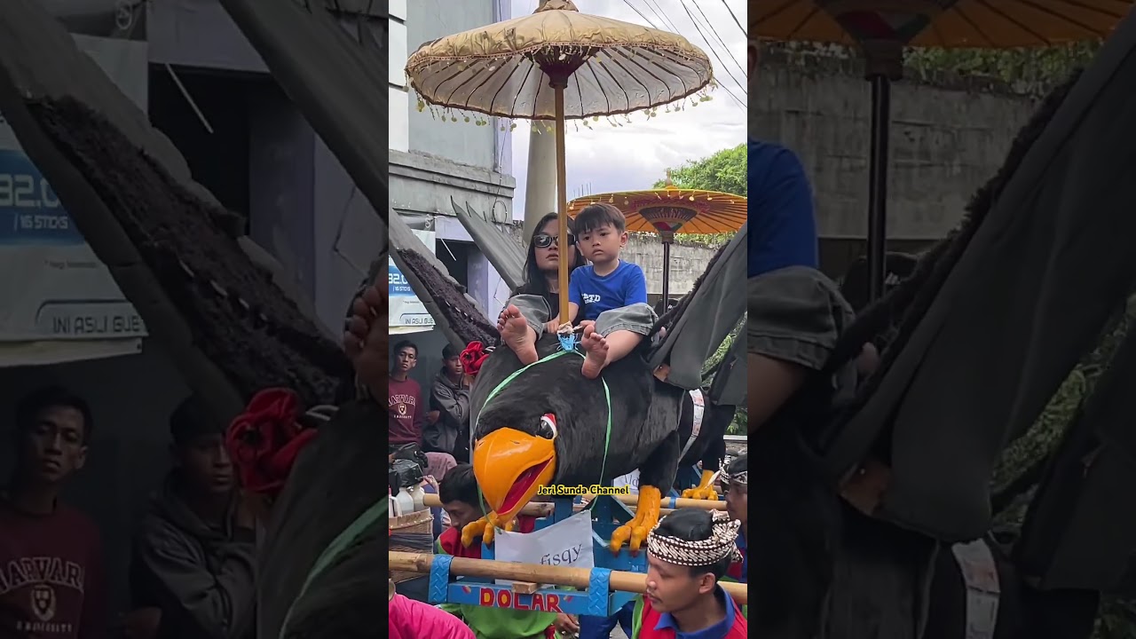 CEWEK CANTIK LAGI SANTAI DI ATAS RAJAWALI