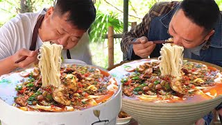 Dig some wild onions, and second brother makes ”oyster noodles”. The soup is delicious.