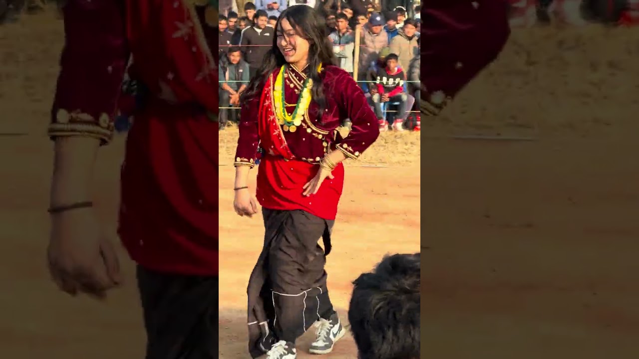 मलाई लाउरेले लैना केरे भन्दै भलिबल रेफ्रि सँग गुनासो गर्दै ।