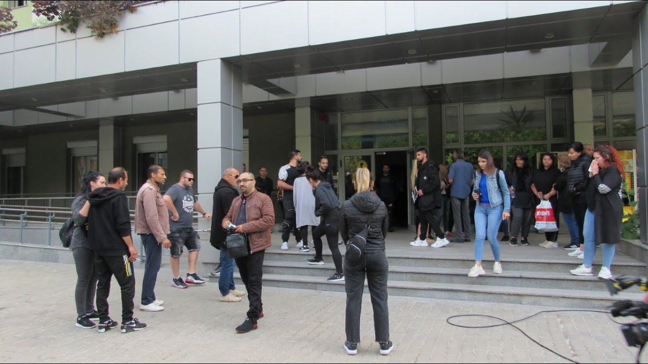 Близки на починалата родилка в Русе излязоха на протест, искат отговори