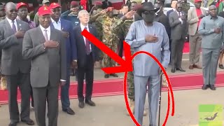 Le Président Du Soudan Du Sud, Fait Pipi Sur Lui - Même À La Télévision En Direct