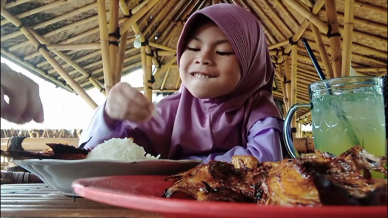 Makan brg mama sama bp,sedih ngga ada tth😭