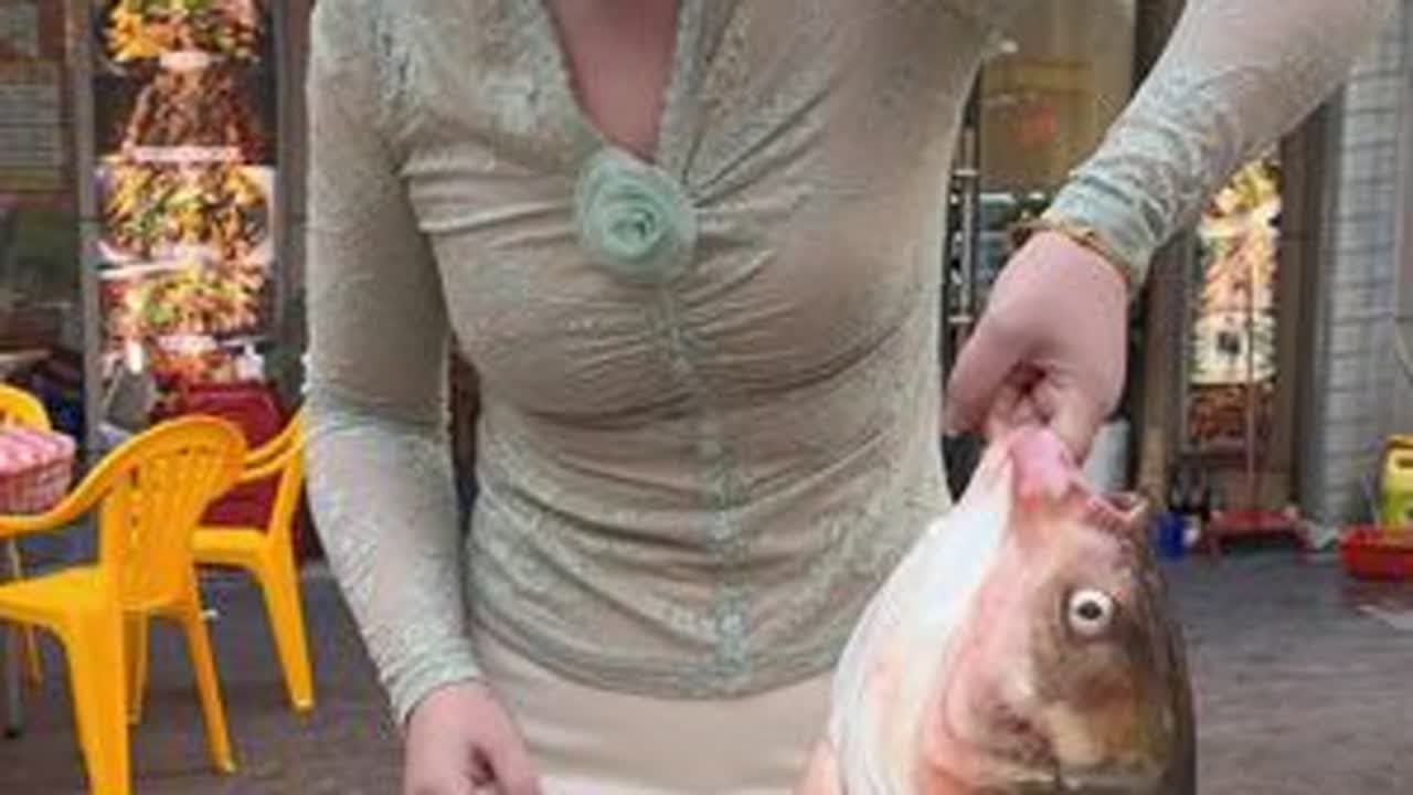 5条大鱼换一顿烧烤，你们觉得老板娘值不值，感谢漂亮老板娘的信任。原来钓鱼才是抖音运动顶流 鱼换万物