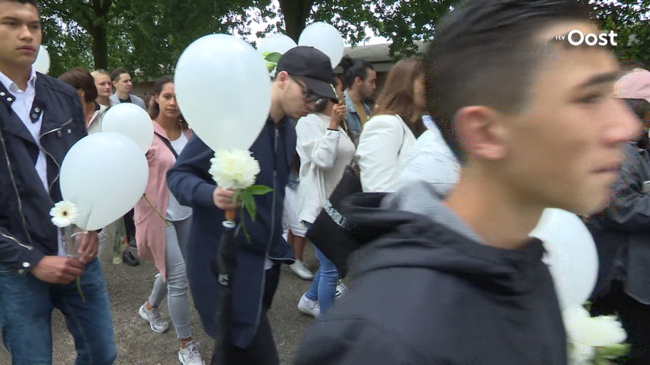 Honderden mensen lopen in Almelo stille tocht voor overleden Talitha van Limbeek