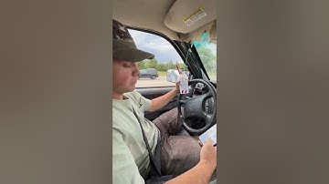 Man drives with shattered windshield and distractions in USA